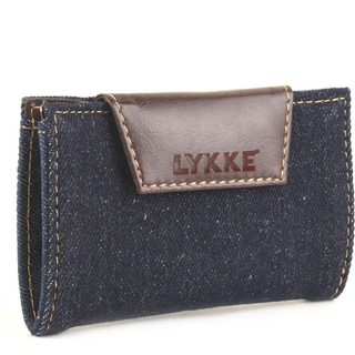 LYKKE Weekender Small Etui med Magnetisk Lukning, 9 cm Indhold: 1 stk etui til udskiftbare rundpinde og hæklenåle på 9 cm Materiale:Denim og vegansk læder Størrelse:ca. 13x8 cm, når det er foldet sammen Kort om produktet:Et elegant og praktisk etui i denim og vegansk læder til dine udskiftbare rundpinde og hæklenåle. Indhold medfølger ikke.