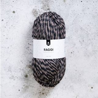 Järbo Raggi 100g 15248 Jasper and Graphite Indhold: 70% superwash uld, 30% polyamid Vægt/længde: 100 g = ca 150 meter Anbefalede strikkepinde: 4.50 mm Strikkefasthed: 10 x 10 cm = 18 m x 24 p Anbefalet hæklenål: 4.50 mm Hæklefasthed: 10 x 10 cm = 14 fm x 17 p Vask: Maskinvask 40°C / Tørres fladt / Brug ikke skyllemiddel.