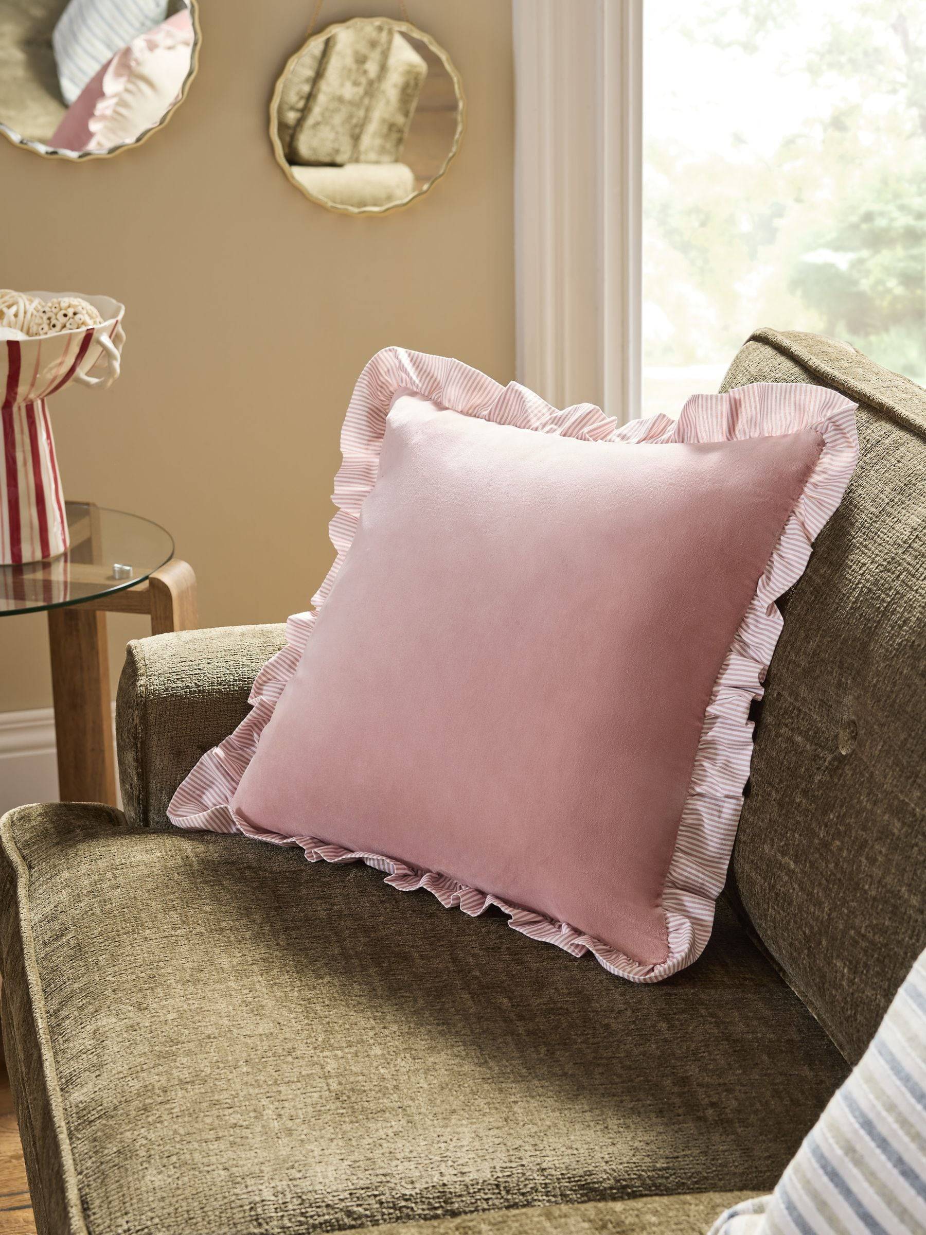 NEXT Pink Ruffle Trim Velvet Cushion 43 x 43 cm Innerkudde Rosa