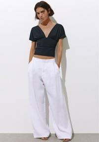 Pull&Bear Sort Rynket Overdel Med V-Hals