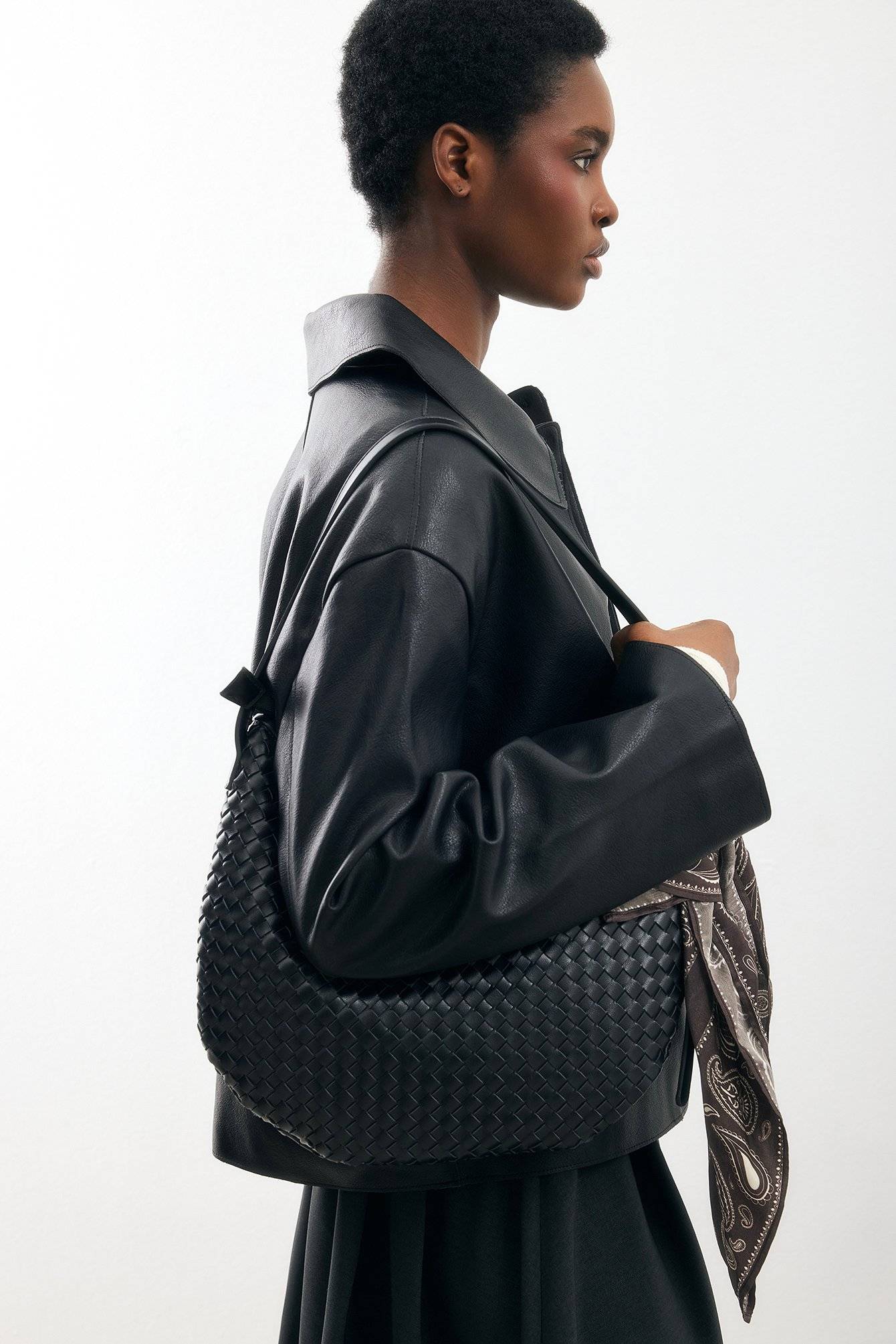 NA-KD Woven Rounded Handbag - Sort