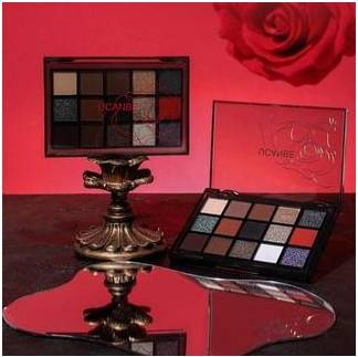 Ucanbe Red Robe 15-Color Eyeshadow Palette