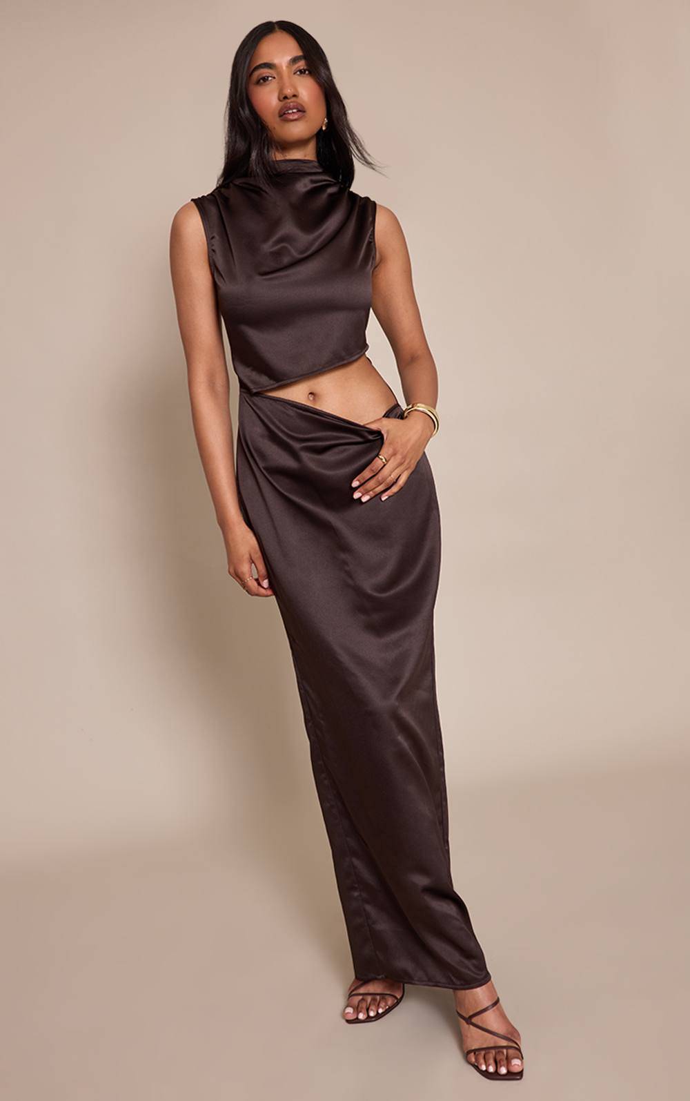 PrettyLittleThing Robe Longue Satinée à Découpes - Chocolat