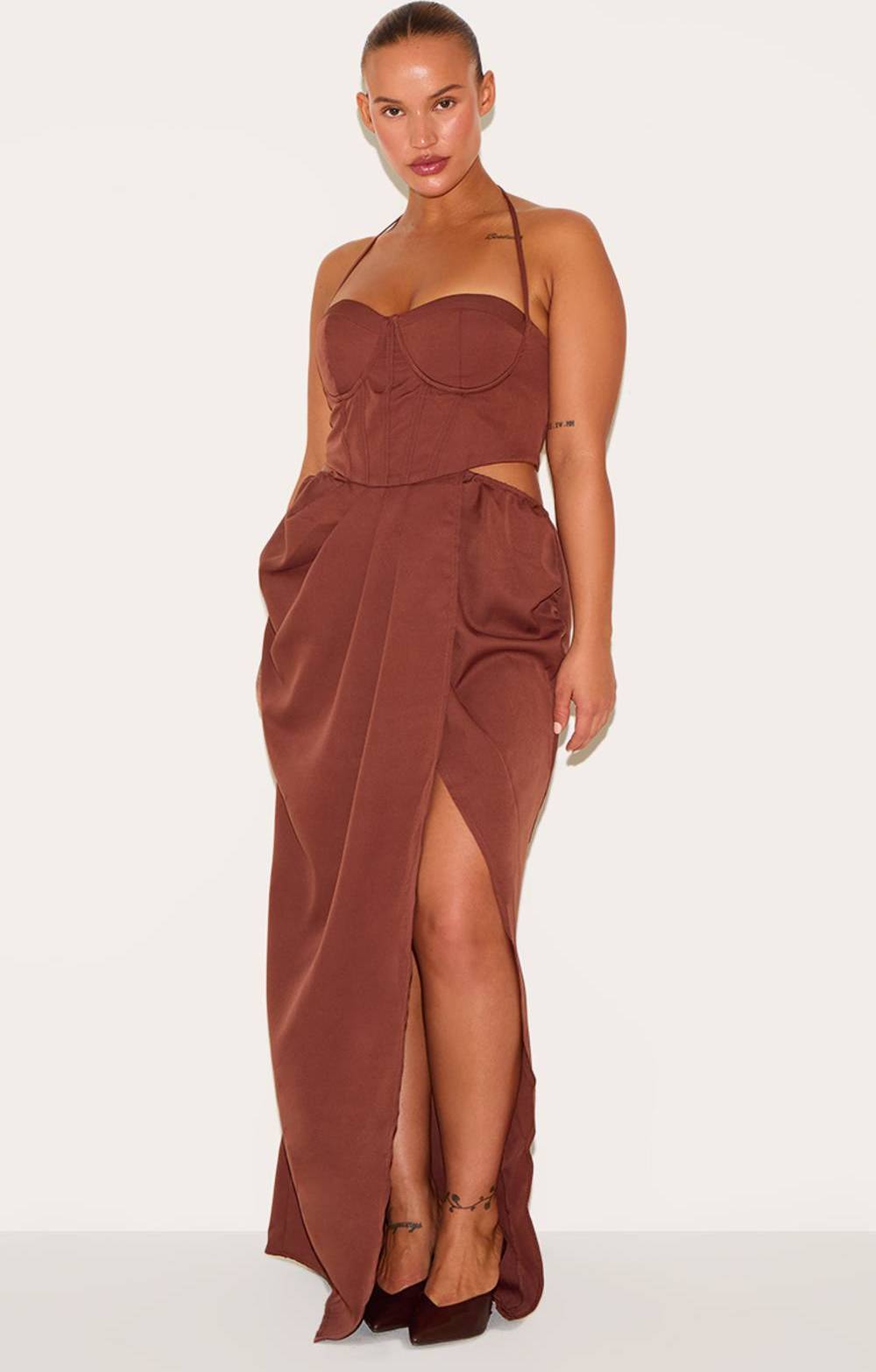 PrettyLittleThing Femme Plus Robe Longue Froncée - Chocolat