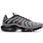 Nike Air Max Plus M - Wolf Grey/Dark Smoke Grey/Black/Bright Crimson