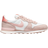 NIKE Internationalist W - Summit White/Fossil Stone/Light Madder Root/Atmosphere