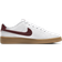 Nike Court Royale 2 Low M - Vit/Gum Light Brown/Team Red