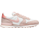 NIKE Internationalist W - Summit White/Fossil Stone/Light Madder Root/Atmosphere