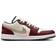 NIKE Air Jordan 1 Low SE W - Sail/Dark Team Red/Dark Smoke Grey/Metallic Gold Grain