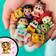 Just Play Disney Doorables Pixel Perfect Multi Peek, 3,8 cm stora samlarfigurer, en överraskning bakom varje dörr, barnleksaker från 5 år