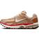 NIKE Zoom Vomero 5 W - Khaki/Fire Red/Sail/Phantom