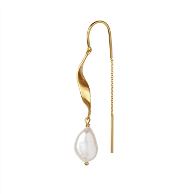 Stine A - Long Twisted Earring - With Baroque Pearl Gold - Örhänge - Gold Plated - L: 5 cm