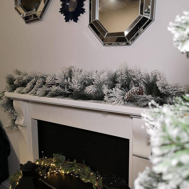 1.8m (6ft) Premier Christmas Snow Flocked & Large Cone Garland