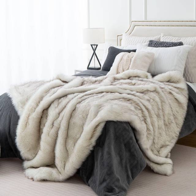 BATTILO HOME White Faux Fur Throw Blankets 150x200cm Luxury Decorative Fuzzy Warm Cozy Fake Fox Fur Throws for Bed,Sofa,Couch