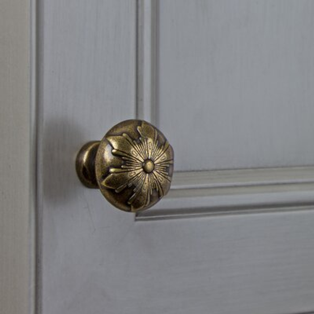 GlideRite Hardware 87420-AB-10 1.125 inch Round Snowflake Antique Brass Cabinet Knobs 10 Pack