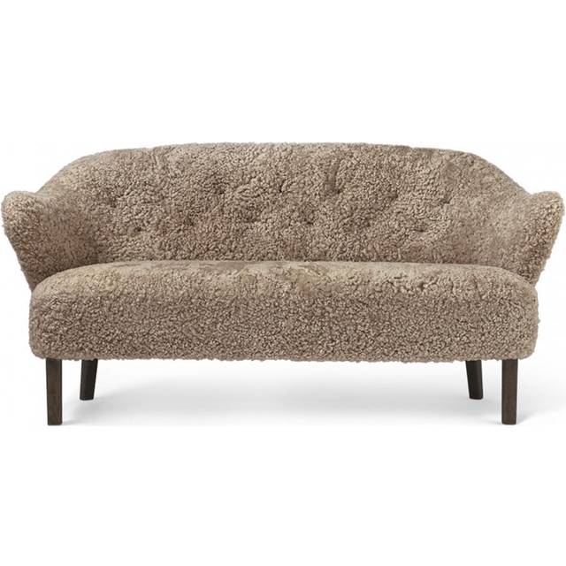 Audo Copenhagen Ingeborg 2.5-seat sofa Sheepskin sahara. leg oak smoked