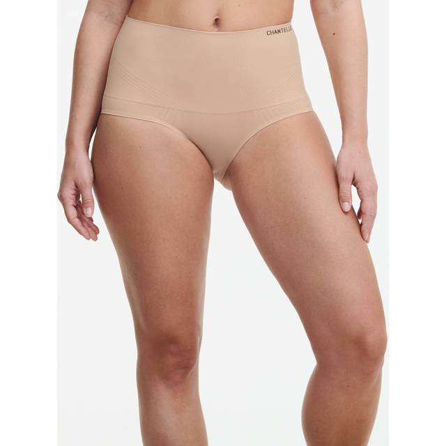 CHANTELLE Smooth Comfort Sculpting High-Waisted Thong |Kräm |L