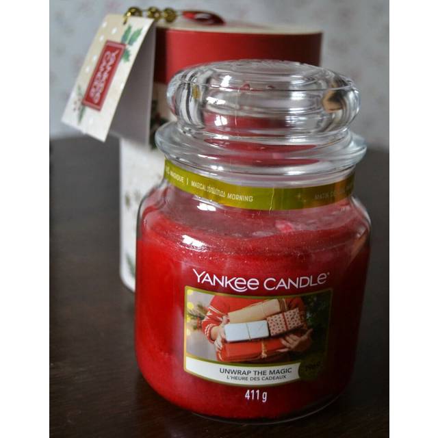 Yankee Candle Christmas Scented Unwrap the Magic Jar - Red