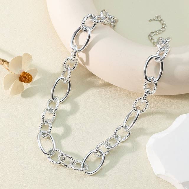 SHEIN 1pc Short Silver Shiny European And American Style Chain Necklace