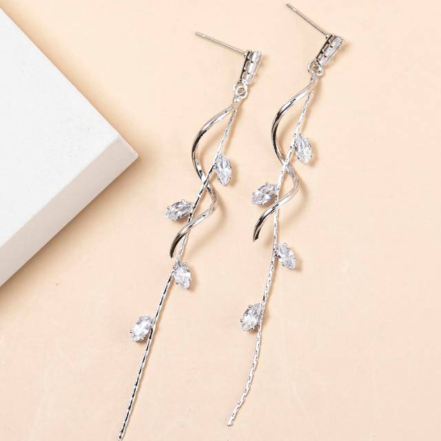 SHEIN 1 Pair Fashionable High-End Elegant Zirconia Leaf, Star & Water Drop Shape Chain Tasseled Luxury Shiny White & Colorful Earrings, Suitable For Women&#39;s