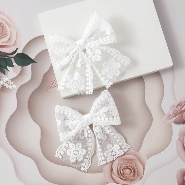 SHEIN 2pcs Toddler Girls Flower Embroidery Bow Decor Hair Clip