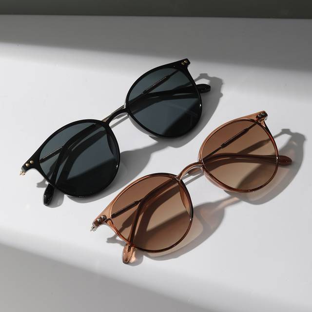 SHEIN 2pairs Women Rivet Detail Sunglasses Beach Accessories Vintage Sunglasses Beach Sun Glasses Beach Accessories For Women Sun Glasses Sunglasses Shades