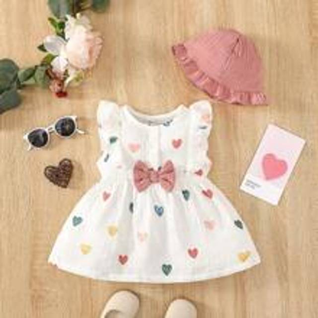 SHEIN Baby Girl Heart Print Ruffle Trim Bow Front Dress With Hat