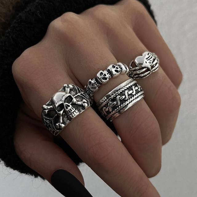 SHEIN 4pcs/set Skull Decor Ring