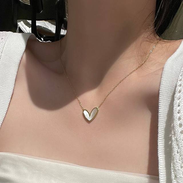 SHEIN 1pc Stainless Steel Necklace With 18k Gold Plated Heart Shaped Pendant Inlaid With White Acrylic Slices, Ideal Gift For Women On Festivals Valentines,