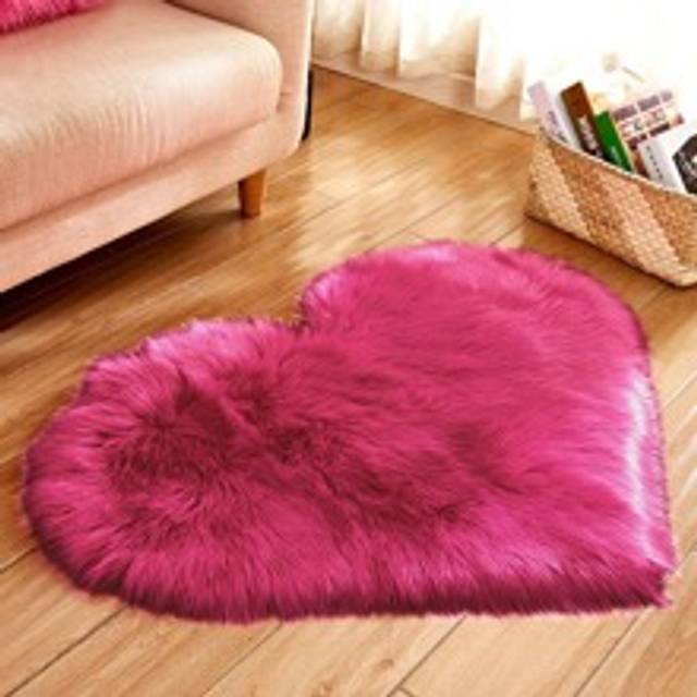 SHEIN 1pc Heart Shaped Fuzzy Rug ,Room Decor
