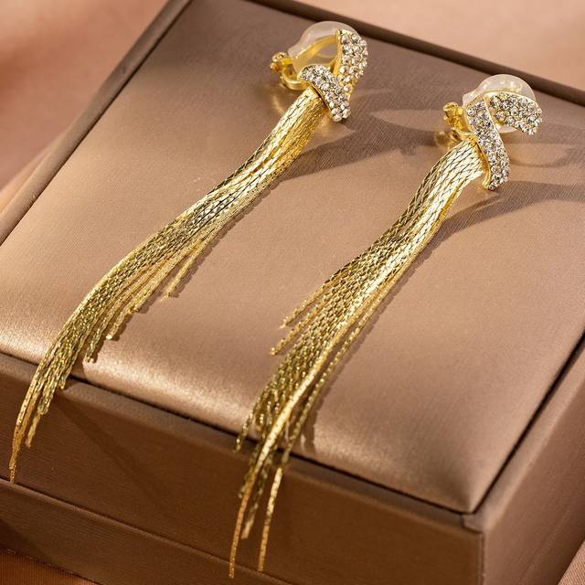 SHEIN 1pair Golden Fashionable Water Droplet Design Long Tassel Clip On Earrings With Rhinestone Decor 2023 New Fashion Ear Ornament For Women&#39;s Birthday Gi