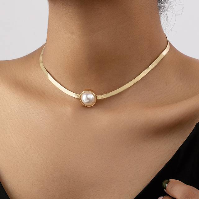 SHEIN Faux Pearl Decor Choker