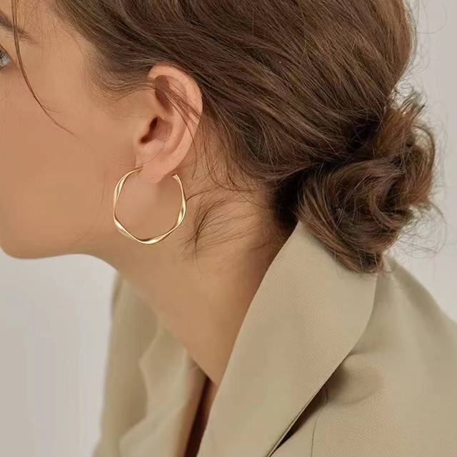 SHEIN 1pair Mobius Matte Gold Circle Earrings As Valentine&#39;s Day Gift For Women
