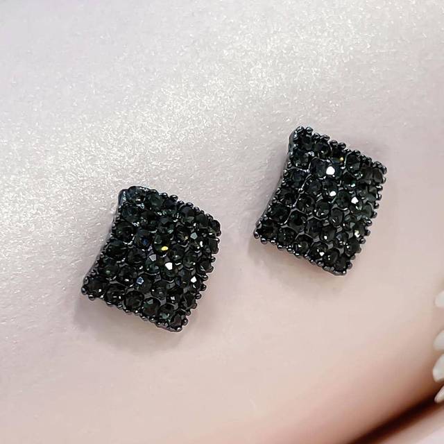 SHEIN 1pair Black Rhinestone Geometric Diamond Shaped Simple Earrings Suitable For Daily Wear, Festival Gift