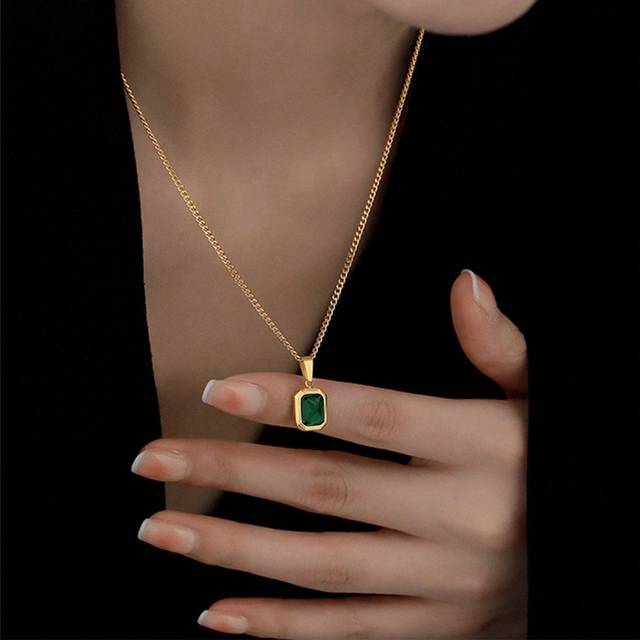 SHEIN 1pc Vintage Emerald Color Gemstone Pendant Necklace, Sweater Chain