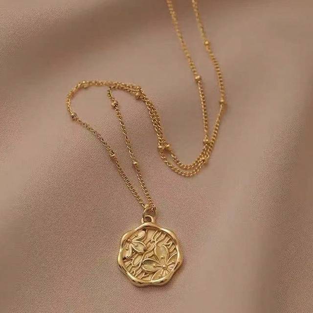 SHEIN 1pc Round Plate Peach Blossom Imprint Pendant Necklace Non-Fading