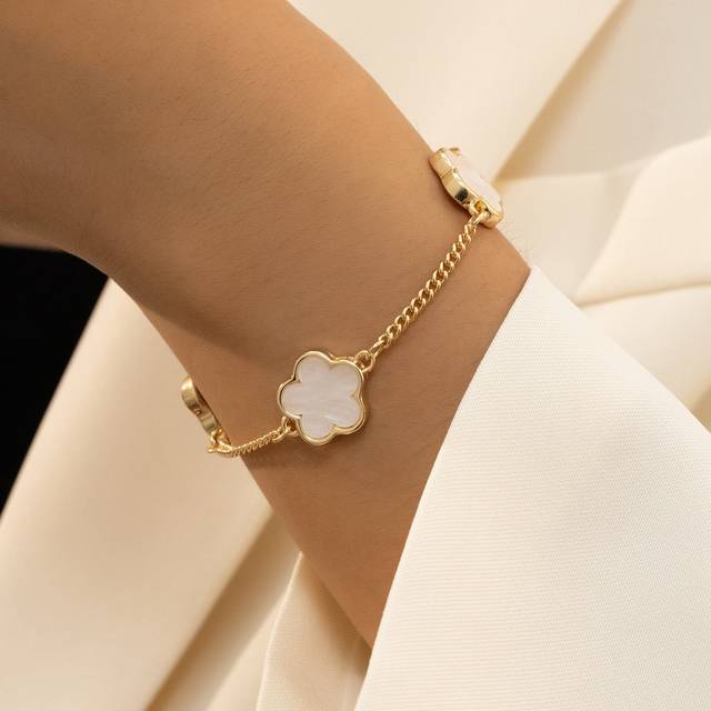 SHEIN 1pc Retro Metal Party Clover Bracelet With Party And Wedding Style, Lucky Clover Design For Women