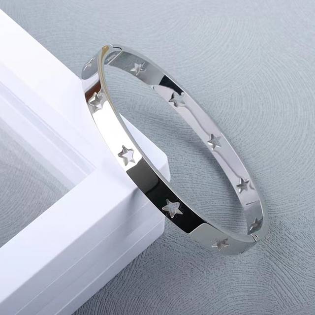 SHEIN 1pc Fashionable Stainless Steel Hollow Out Pentagram Bangle, Suitable For Daily Wear, Holidays, Birthdays, Etc. Best Gift Choice