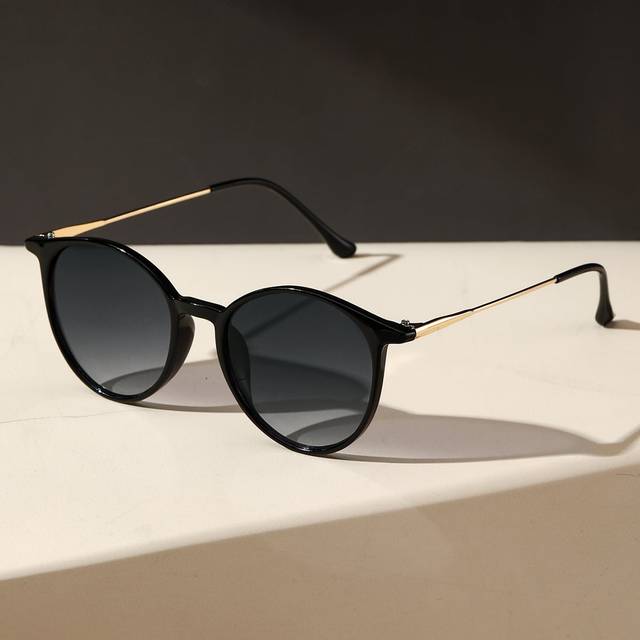SHEIN 1PC Women Ombre Lens Round UV Protection Sunglasses For Back To School Accessories Beach Accessories For Women Sun Glasses Sunglasses Shades Basics An