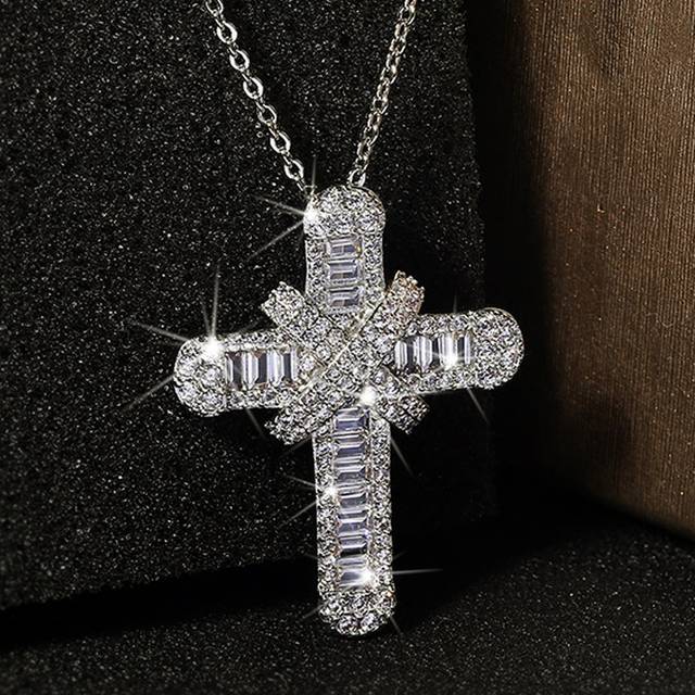 Fashionabel Zirkoniumoxid Kors Hänge Halsband , Lämplig För kvinnor - Silver (En-Storlek)