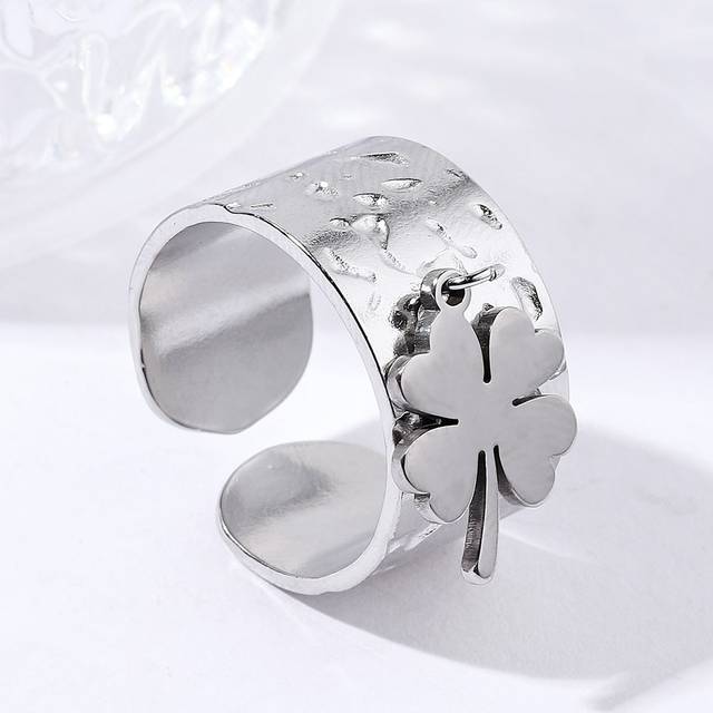 SHEIN 1pc Titanium Steel Open-Ended Ring With Fashionable Clover Pendant, Suitable For Daily Wear Valentines,Mom,Mother,Mother&#39;s Day,Gift