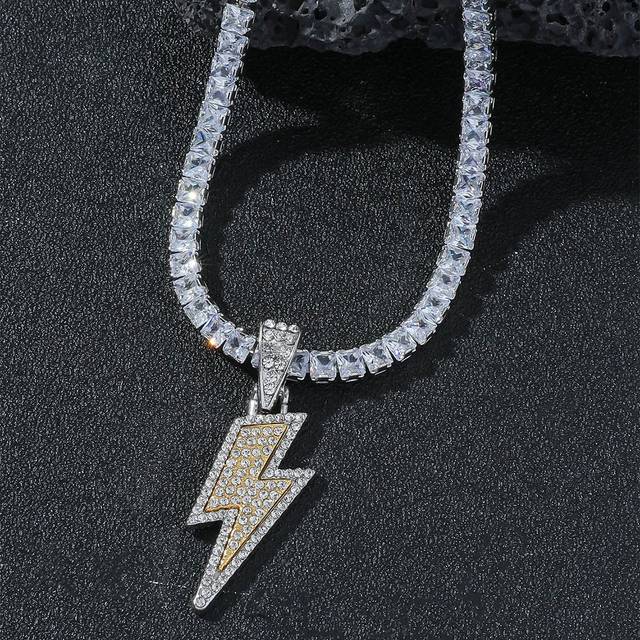 SHEIN 1pc Men&#39;s Glowing Diamond Lightning Necklace - Luxury Lightning Pendant Necklace, Unisex Minimalist Necklace, Fashion Jewelry, Cool Design, Classic Ac