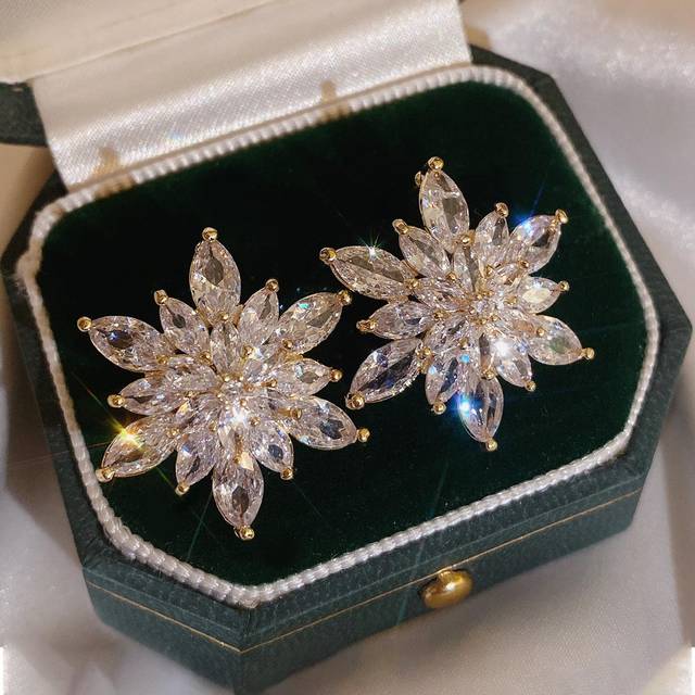 SHEIN 1pair Luxury Exaggerated Snowflake Shaped Rhinestone Stud Earrings For Women