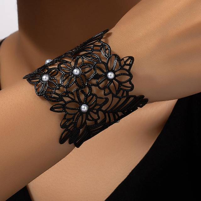 SHEIN 1pc Vintage French-style Black Lace Pattern Hollow Out Open Bangle Bracelet With Adjustable Size