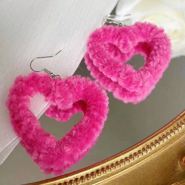 SHEIN 1pair Plushy Oversized Heart Shaped Dangle Earrings In Rose Red Color, Autumn Winter Style Valentines