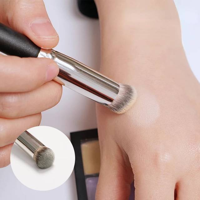 SHEIN 1pc Concealer Brush With Soft Bristle, Flat Square & Beveled End, No Powder Absorption, Brush Strokes-free, Perfect For Makeup Beginners