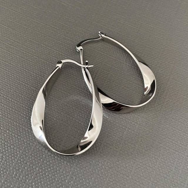 1 par fashionabla dam Twist Mobius Loop Design enkla örhängen - Silver (En-Storlek)