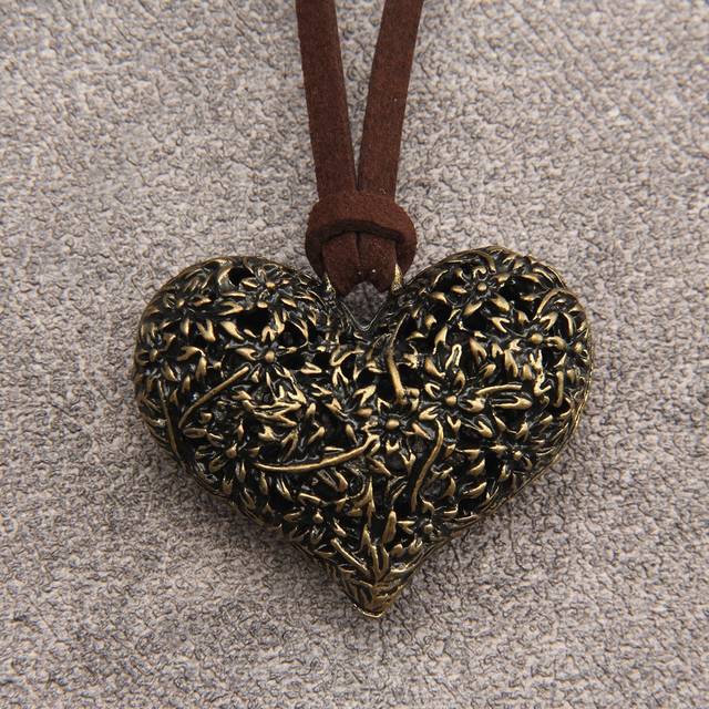 SHEIN 1pc Hollow Out Flower & Leaf & Heart Shape Pendant Necklace For Women, Vintage Long Chain Valentines,Mom,Mother,Mother&#39;s Day,Gift