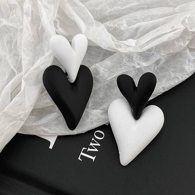 SHEIN 1 Pair Fashionable Black And White Heart Shape Pendant Earrings, Suitable For Women, Everyday Wear, Valentine&#39;s Day, Mother&#39;s Day Gift