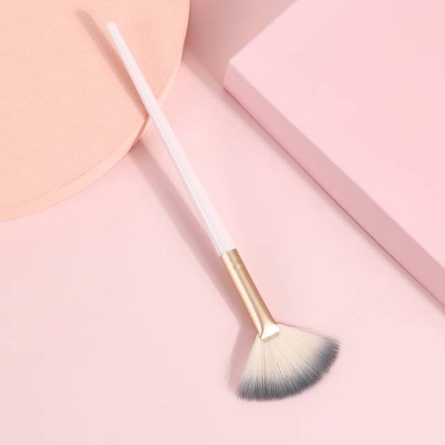 SHEIN White Fan-shaped Soft Brush For Highlighting Makeup